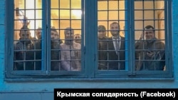 Крымские адвокаты в отделении полиции в Симферополе вместе со своими задержанными подзащитными, июль 2019 года