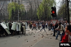 Acțiuni violente de stradă în fața Parlamentului, pe 7 aprilie 2009.