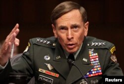 Generalul (r) David Petraeus la audierile în urma căropra a deveni director CIA. (23 iunie 2011)