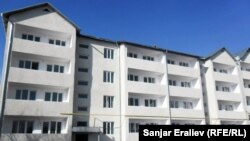 Оштогу жаңы курулган үйлөрдүн бири.