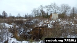 Ня звалены ў яміну цагляны будынак