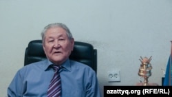 Политик и экономист Серикболсын Абдильдин в своем офисе. Алматы, 19 октября 2016 года.