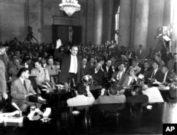 سناتور جوزف مک‌کارتی (وسط)