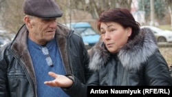 Mustafa Degermenciniñ babası Bekir ve anası Aliye «Fevral 26 işi» boyunca nevbetteki mahkeme oturışuvından evel. Aqmescit, 2016 senesi noyabr 29 künü