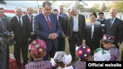 Эмомалӣ Раҳмон дар сафаре ба манотиқи кишвар