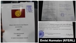 Кубанычбек Нуранов жер тилкеге берип жаткан акт.