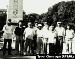 Кыргыз таануучулар. Солдон оңго: тарыхчылар Муратбек Кожобеков, Кыяс Молдокасымов, Санжарбек Данияров, Тынчтыкбек Чоротегин, Кушбек Үсөнбаев, Зайнидин Курманов, Имел Молдобаев, Өмүркул Караев, Токторбек Өмүрбеков жана адабиятчы Абдылдажан Акматалиев. Стамбул, 1994-жылдын сентябры.