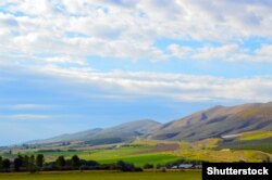 Манасташ Ридж тоо кыркасынан төмөн жактан көрүнүшү.