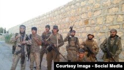 Отурган жигит кыргызстандык Андабаев деп айтылган.