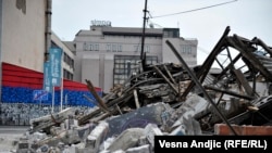 U postizbornoj noći bageri i fantomke porušili su deo oko Hercegovačke ulice, dok je policija ostala nema na pozive građana