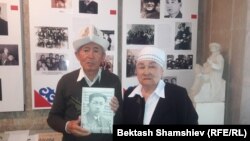 Композитор Астар Тыналиев жана Муса Баетовдун кызы Ракыя Баетова.