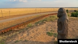 Давня кам’яна статуя жінки в заповіднику