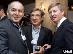 Підприємці Віктор Пінчук (ліворуч), Сергій Тарута (посередині) і Рінат Ахметов (праворуч). Давос, 25 січня 2008 року