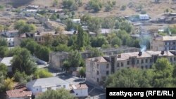 Дома в селе Ащысай. Южно-Казахстанская область, 5 октября 2017 года.