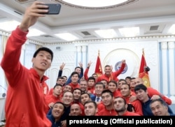 Футболчулар менен президент Сооронбай Жээнбеков жолуккан учур. 24.01.2019.