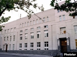 The central bank has said it will not cut interest rates or intervene in the domestic currency market to cool down the dram.