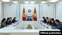 Экс-президент Сооронбай Жээнбеков Коопсуздук кеңешинин мүчөлөрү менен жыйында. Бишкек. 31-март, 2020-жыл.