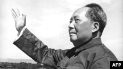 Mao Zedong, aflat la tribuna din piața Tiananmen, inspectează pentru prima dată în istorie forțele așa-zisei „Mari Revoluții Proletare Culturale”, 18 August 1966.