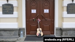 Зачынены ўваход у Купалаўскі тэатар. Жнівень 2020