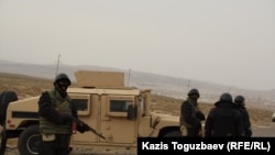 Бойцы морской пехоты министерства обороны Казахстана у блок-поста на выезде из поселка Шетпе Мангистауской области. 22 декабря 2011 года.