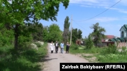 "Ата Түрк” паркындагы “хан сарайлар”. КСДП депутаттык жумушчу тобунун башчысы Галина Скрипкина мэриянын кызматкерлери менен.