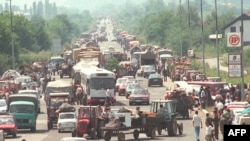 Izbeglička kolona tokom akcije "Oluja" na putu za Banjaluku, BiH, 7. avgust 1995.