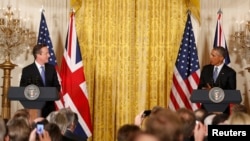 Британия премьер-министры Дэвид Кэмирон (с) һәм АКШ президенты Барак Обама иң беренчеләрдән булып парадка бармау турында белдерде