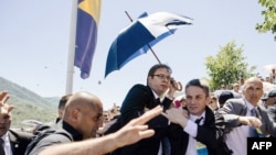 Vuçiq në Qendrën Përkujtimore Potoçari, pranë Srebrenicës, në korrik të vitit 2015.