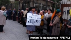 Акция в защиту Албека Ибраимова возле здания Бишкекского горсуда. 17 сентября 2018 года.
