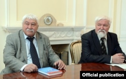 Российские кыргызоведы, археолог Юлий Худяков (справа) и этнограф Виктор Бутанаев. 18.4.2017.