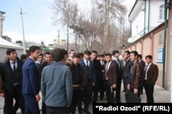 Тазоҳуроти ҷавонон дар назди дафтари САҲА. Тобистони соли 2016.