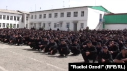 Маҳбусони яке аз зиндонҳои Душанбе. Акс аз бойгонӣ