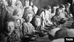 Samara sebitinde açlyk ýyllarynda çagalara nahar hödürlenýär.