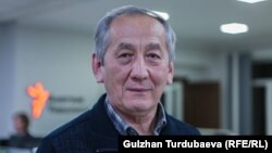 Акылбек Сариев.