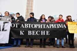 Активісти молодіжного руху «Oyan, Qazaqstan» з плакатами біля монумента Незалежності. Алмати, 16 грудня 2019 року