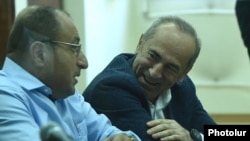 Հայկ Ալումյանն ու Ռոբերտ Քոչարյանը դատական նիստերից մեկի ժամանակ, 2019թ․