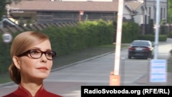 В'їзд до котеджного містечка, де мешкає Тимошенко, перегороджує шлагбаум