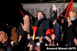 Albin Kurti gjatë adresimit para mbështetësve të tij, pas mbajtjes së zgjedhjeve.