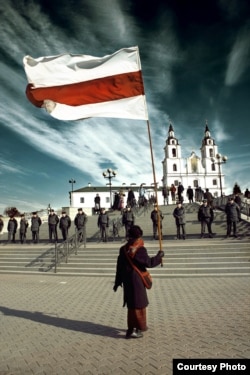 Той самы здымак Яўгена Ацецкага, які зрабіў Багінскую знакамітай. Дзень Волі-2006.