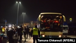 ავტობუსებით და მანქანებით, თავშესაფრის მაძიებლები ევროპის სხვადასხვა ქალაქში მიემგზავრებიან