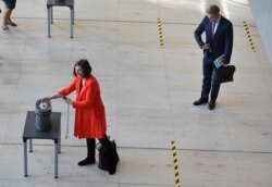 Dy persona duke mbajtur distancë fizike nga njëri-tjetri. Fotografi nga arkivi.