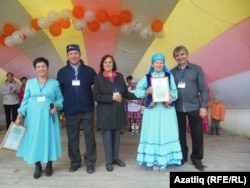 Рәсимә Мифтахетдинова (уңнан икенче)