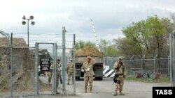 Солдаты у въезда в ЦТП