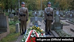 Почесна польська варта в День польського війська біля могили генерала армії УНР Марка Безручка. Варшава, 15 серпня 2017 року