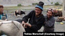 Памирге аттанар алдында топозго жүк артуу. Тобиас Маршаллдын сүрөтү, 2018-жыл.