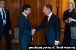 Президент України Володимир Зеленський (ліворуч) та Спеціальний представник США Курт Волкер. Торонто, Канада, 3 липня 2019 року