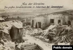 Німецька фотографія, на якій зображені пісковики в районі передмістя Севастополя Інкермані. Переклад напису з німецької: «Із України. Великі піщані кар'єри в Інкермані, Севастополь» (ілюстраційне фото)
