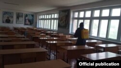 Карантин учурунда ээн калган мектепте дезинфекция жүргүзүлүүдө. Апрель, 2020-жыл.