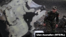 Кыргыз аскерлери кыйраган учактын калдыктарын кароодо. Чүйдүн Панфилов району, 3-май, 2013.