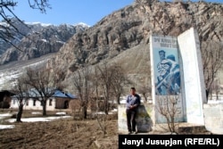 Жерге-Талдын Дувана айылындагы эстелик жеке менчик үйдүн короосунда калган. Ээси Мухидин Занжонинин айтымында, 9-майда айыл тургундары согушка катышкан жердештерин эскерип турушат.